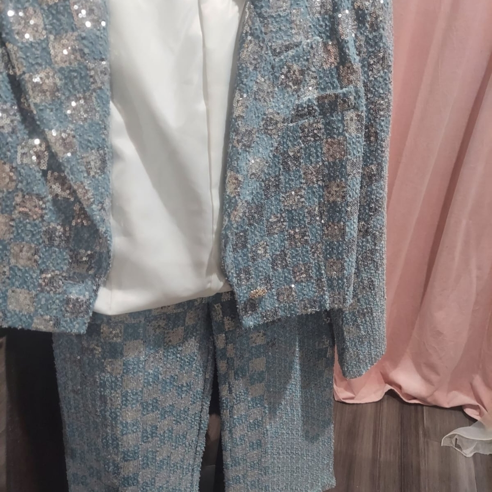 Line & dot sequence suit - Picture 11 of 15